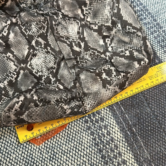 Tumor large packable tote black python print NWOT zipper case nylon travel - Picture 3 of 5